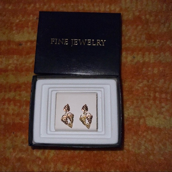 Jewelry - 10kt gold Grape Vine earrings 🌸